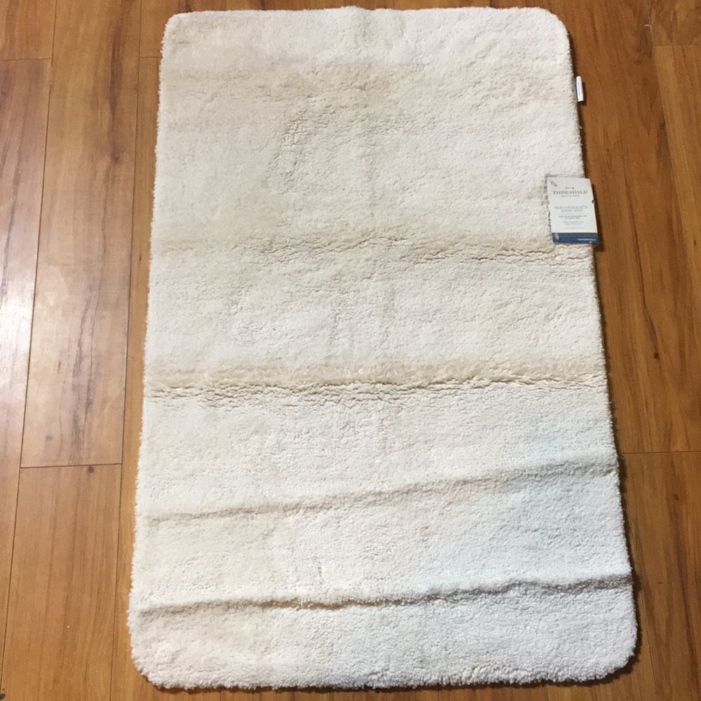 Threshold Performance Bath Rug. - Picture 2 of 4